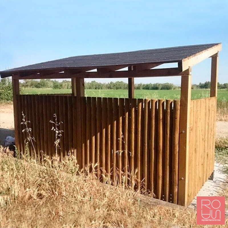 Guarda contenidor de fusta amb teuladeta